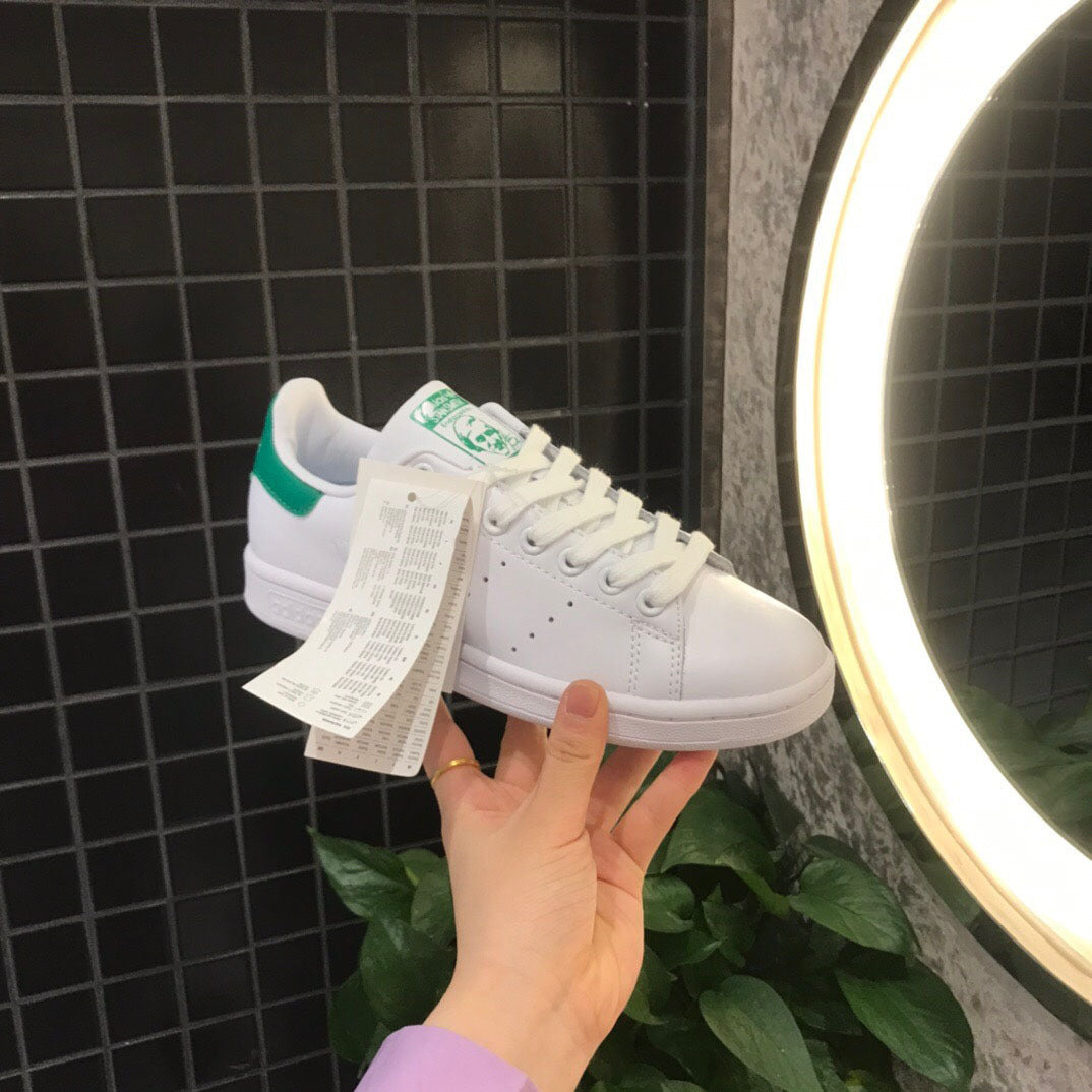 Smith's small white shoes